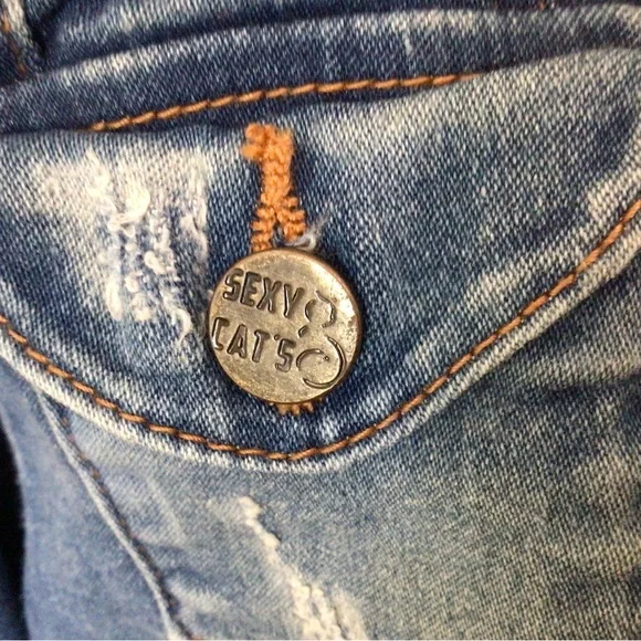 Denim jacket with beaded Minnie Mouse - Picture 7 of 9